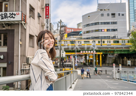 微笑的年輕女子水道橋站 微笑的年輕女子水道橋站 97842344