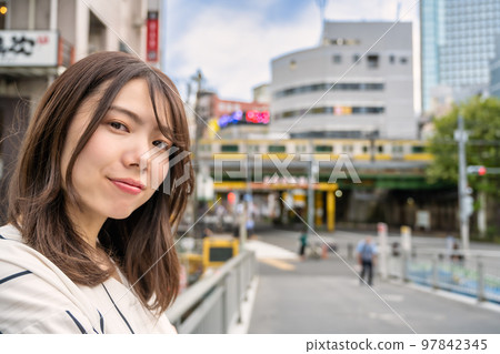 微笑的年輕女子水道橋站 97842345