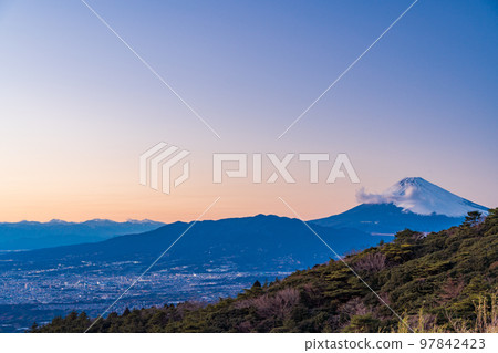 （靜岡縣）從伊豆天際線和日落富士山看到的靜岡東部城市景觀 97842423