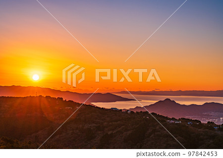 （靜岡縣）從伊豆天際線看夕陽西下的伊豆半島和駿河灣 97842453