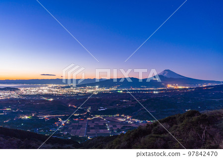 （靜岡縣）靜岡東部的城市，在日落時可以俯瞰伊豆天際線和富士山 97842470