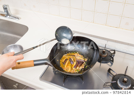 [Creating mapo eggplant; sprinkle potato starch dissolved in water to finish] 97842814