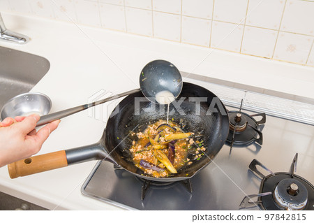 [Creating mapo eggplant; sprinkle potato starch dissolved in water to finish] 97842815