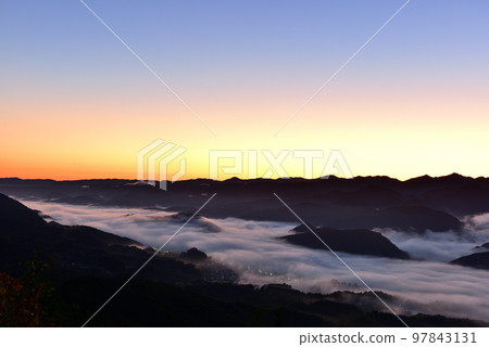 富美山宇田盆地的雲海 97843131