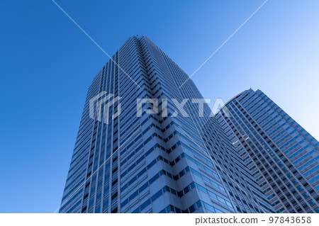 陽光明媚的辦公樓的形象 陽光明媚的辦公樓的形象 97843658