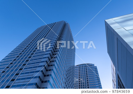 陽光明媚的辦公樓的形象 陽光明媚的辦公樓的形象 97843659