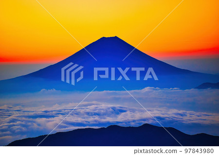 漂浮在雲彩海的富士山 97843980