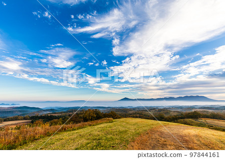 Oshito Stone Hill 秋天紅葉的晨景[熊本縣阿蘇郡南小國町] 97844161