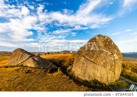 Oshito Stone Hill Morning scenery with autumn leaves [Minamioguni-machi, Aso-gun, Kumamoto Prefecture] 97844165
