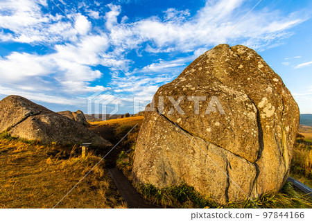 Oshito Stone Hill Morning scenery with autumn leaves [Minamioguni-machi, Aso-gun, Kumamoto Prefecture] 97844166