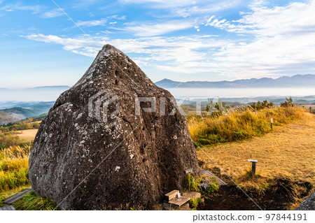 Oshito Stone Hill Morning scenery with autumn leaves [Minamioguni-machi, Aso-gun, Kumamoto Prefecture] 97844191