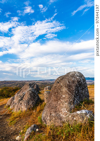 Oshito Stone Hill Morning scenery with autumn leaves [Minamioguni-machi, Aso-gun, Kumamoto Prefecture] 97844197
