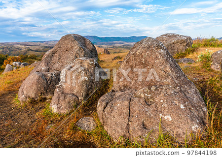 Oshito Stone Hill Morning scenery with autumn leaves [Minamioguni-machi, Aso-gun, Kumamoto Prefecture] 97844198