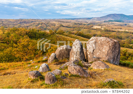 Oshito Stone Hill Morning scenery with autumn leaves [Minamioguni-machi, Aso-gun, Kumamoto Prefecture] 97844202