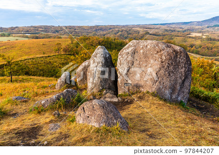 Oshito Stone Hill 秋天紅葉的晨景[熊本縣阿蘇郡南小國町] 97844207