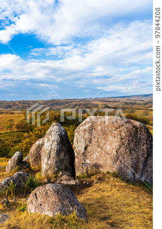 Oshito Stone Hill 秋天紅葉的晨景[熊本縣阿蘇郡南小國町] 97844208