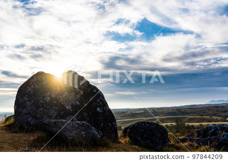 Oshito Stone Hill 秋天紅葉的晨景[熊本縣阿蘇郡南小國町] 97844209