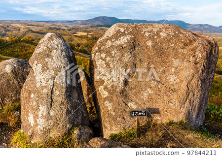 Oshito Stone Hill 秋天紅葉的晨景[熊本縣阿蘇郡南小國町] 97844211