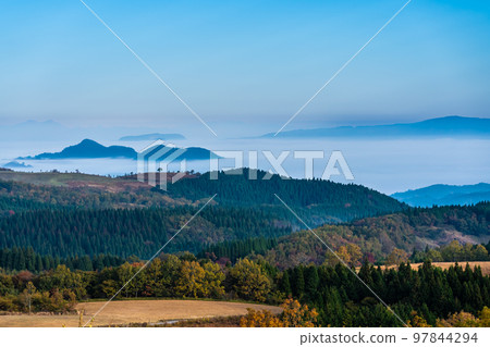 Oshitoishi no Oka, autumn leaves in the morning, view of a sea of clouds [Minamioguni-machi, Aso-gun, Kumamoto Prefecture] 97844294