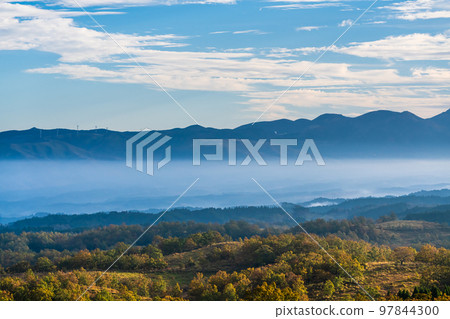 Oshitoishi no Oka, autumn leaves in the morning, view of a sea of clouds [Minamioguni-machi, Aso-gun, Kumamoto Prefecture] 97844300