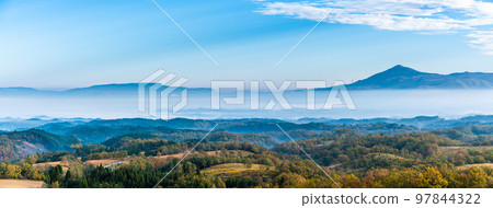 Oshitoishi no Oka, grass autumn leaves, morning scenery, view of a sea of clouds, panorama [Minamioguni-machi, Aso-gun, Kumamoto Prefecture] 97844322