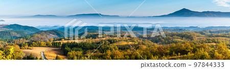 Oshitoishi no Oka, grass autumn leaves, morning scenery, view of a sea of clouds, panorama [Minamioguni-machi, Aso-gun, Kumamoto Prefecture] 97844333