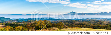 Oshitoishi no Oka, grass autumn leaves, morning scenery, view of a sea of clouds, panorama [Minamioguni-machi, Aso-gun, Kumamoto Prefecture] 97844341