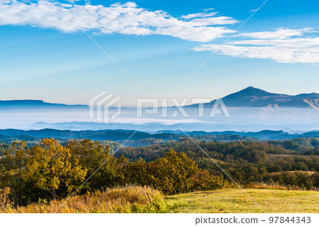 Oshitoishi no Oka，早晨的秋葉，雲海景色[熊本縣阿蘇郡南小國町] 97844343