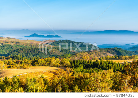 Oshitoishi no Oka，早晨的秋葉，雲海景色[熊本縣阿蘇郡南小國町] 97844353