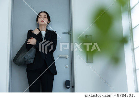 一個穿西裝的女人在入口處 97845013