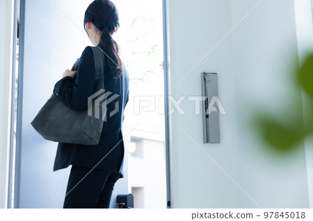 一個穿西裝的女人在入口處 97845018