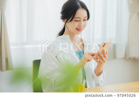 觀看智能手機的婦女 97845026