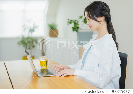 一個女人在客廳裡看電腦 97845027