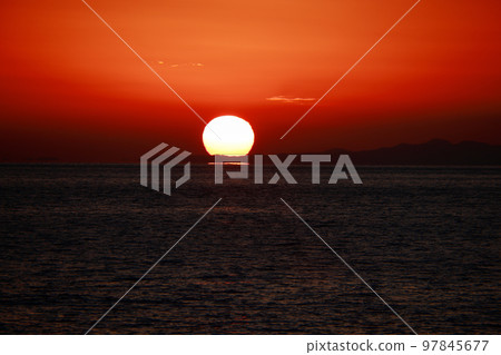 太陽落入大海 97845677