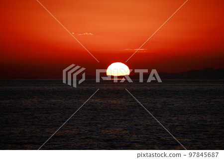 太陽落入大海 太陽落入大海 97845687