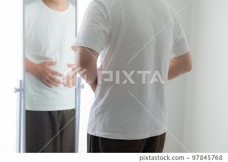 年輕人擔心他的胃 97845768