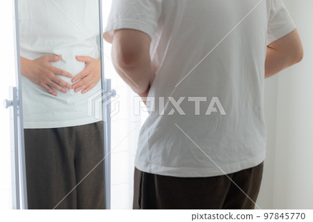 年輕人擔心他的胃 97845770