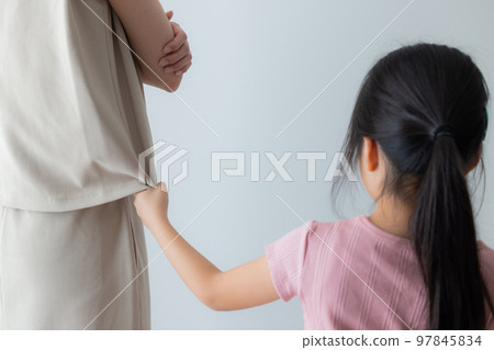 Parent and child Elementary school girl Parent and child Elementary school girl 97845834