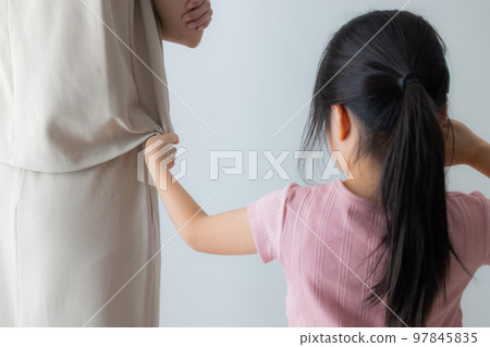 Parent and child Elementary school girl 97845835