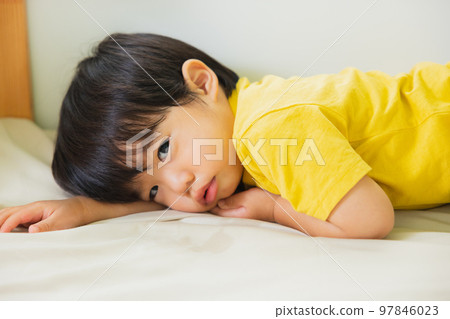 男孩在兒童房玩耍 男孩在兒童房玩耍 97846023
