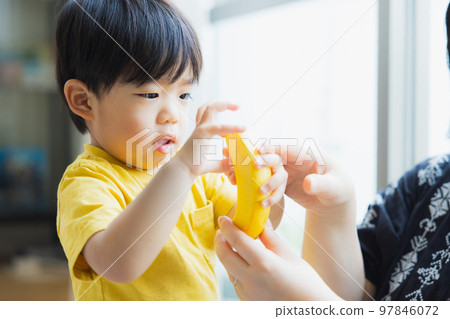 吃香蕉的孩子 97846072