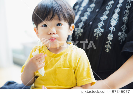 吃香蕉的孩子 97846077