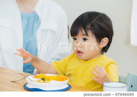 吃意大利面的孩子和母親 97846089