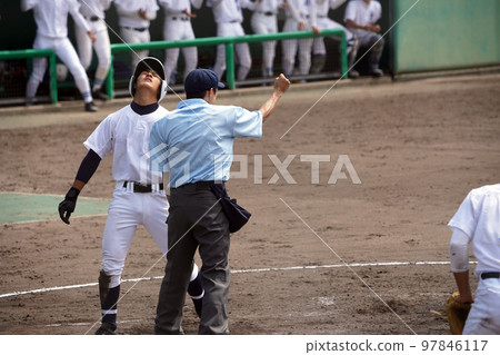 被判觸碰後仰望天空 97846117