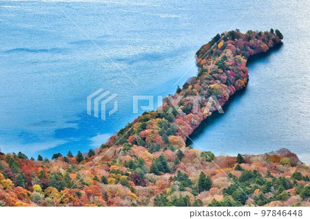 地形獨特的八丁島的紅葉 地形獨特的八丁島的紅葉 97846448