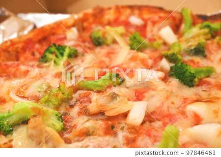 Broccoli and seafood pizza 97846461