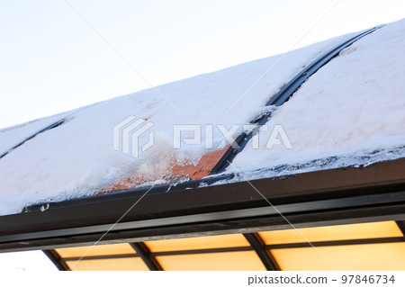 車庫，車棚，雪，降雪，積雪，屋頂，冬天，北海道，雪景，車庫，戶外，停車場 97846734