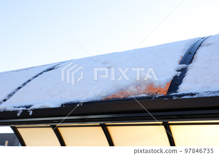 車庫，車棚，雪，降雪，積雪，屋頂，冬天，北海道，雪景，車庫，戶外，停車場 97846735