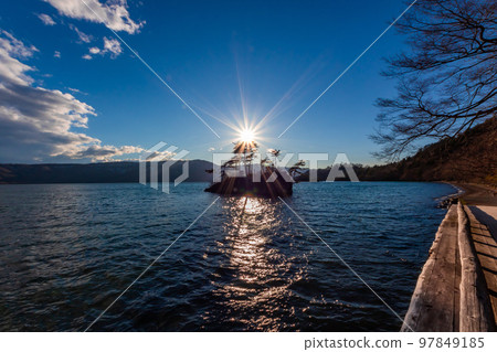 春天在青森縣十和田湖看到的湖岸景色被太陽和接近黃昏的藍天照亮 春天在青森縣十和田湖看到的湖岸景色被太陽和接近黃昏的藍天照亮 97849185
