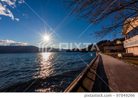 春天在青森縣十和田湖看到的湖岸景色被太陽和接近黃昏的藍天照亮 97849266